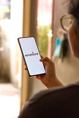 Batı Bangal, Hindistan - 09 Ekim 2021: Telefon ekranındaki aksanlı logo.