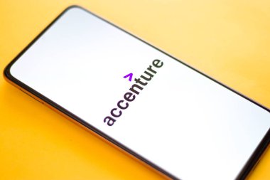 Batı Bangal, Hindistan - 09 Ekim 2021: Telefon ekranındaki aksanlı logo.