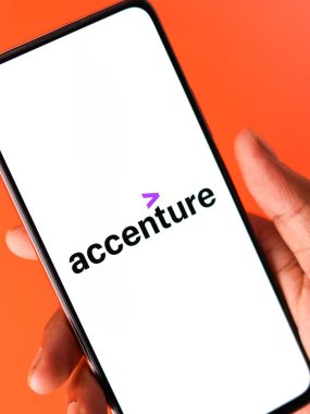 Batı Bangal, Hindistan - 09 Ekim 2021: Telefon ekranındaki aksanlı logo.