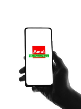 Batı Bangal, Hindistan - 09 Ekim 2021: Telefon ekranında Amul logosu.