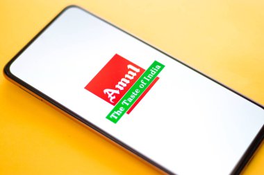 Batı Bangal, Hindistan - 09 Ekim 2021: Telefon ekranında Amul logosu.