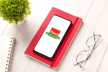 Batı Bangal, Hindistan - 09 Ekim 2021: Telefon ekranında Amul logosu.