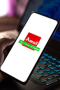 Batı Bangal, Hindistan - 09 Ekim 2021: Telefon ekranında Amul logosu.