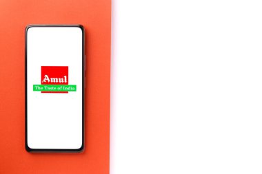 Batı Bangal, Hindistan - 09 Ekim 2021: Telefon ekranında Amul logosu.
