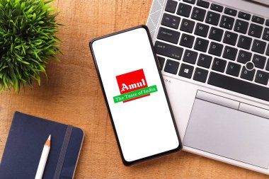 Batı Bangal, Hindistan - 09 Ekim 2021: Telefon ekranında Amul logosu.