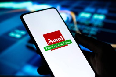 Batı Bangal, Hindistan - 09 Ekim 2021: Telefon ekranında Amul logosu.