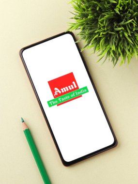Batı Bangal, Hindistan - 09 Ekim 2021: Telefon ekranında Amul logosu.