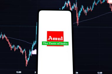 Batı Bangal, Hindistan - 09 Ekim 2021: Telefon ekranında Amul logosu.