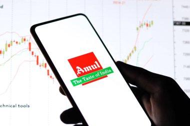 Batı Bangal, Hindistan - 09 Ekim 2021: Telefon ekranında Amul logosu.