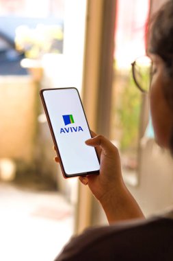 Batı Bangal, Hindistan - 09 Ekim 2021: Telefon ekranında Aviva logosu.