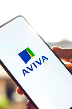 Batı Bangal, Hindistan - 09 Ekim 2021: Telefon ekranında Aviva logosu.