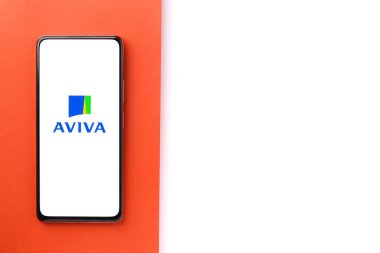 Batı Bangal, Hindistan - 09 Ekim 2021: Telefon ekranında Aviva logosu.