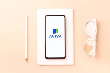 Batı Bangal, Hindistan - 09 Ekim 2021: Telefon ekranında Aviva logosu.