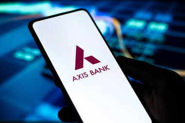 Batı Bangal, Hindistan - 09 Ekim 2021: Eksen Bankası logosu telefon ekranı görüntüsünde.