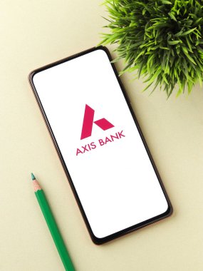 Batı Bangal, Hindistan - 09 Ekim 2021: Eksen Bankası logosu telefon ekranı görüntüsünde.