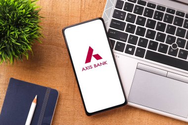 Batı Bangal, Hindistan - 09 Ekim 2021: Eksen Bankası logosu telefon ekranı görüntüsünde.