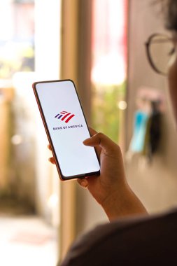 Batı Bangal, Hindistan - 09 Ekim 2021: Bank of America logosu telefon ekranı görüntüsünde.