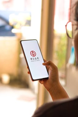 Batı Bangal, Hindistan - 09 Ekim 2021: Çin Bankası logosu telefon ekranı görüntüsünde.