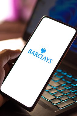 Batı Bangal, Hindistan - 09 Ekim 2021: Telefon ekranı görüntüsünde Barclays logosu.