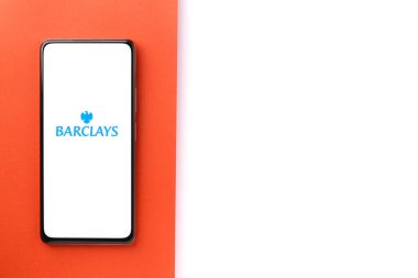Batı Bangal, Hindistan - 09 Ekim 2021: Telefon ekranı görüntüsünde Barclays logosu.