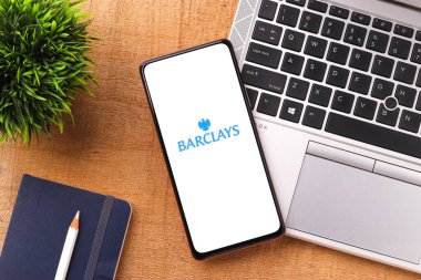 Batı Bangal, Hindistan - 09 Ekim 2021: Telefon ekranı görüntüsünde Barclays logosu.
