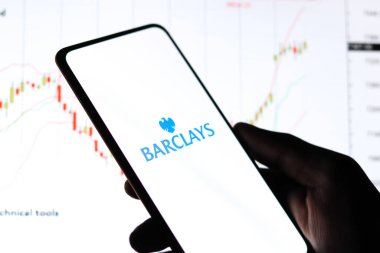 Batı Bangal, Hindistan - 09 Ekim 2021: Telefon ekranı görüntüsünde Barclays logosu.