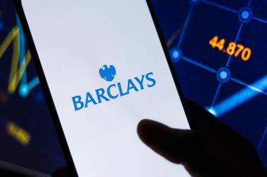 Batı Bangal, Hindistan - 09 Ekim 2021: Telefon ekranı görüntüsünde Barclays logosu.