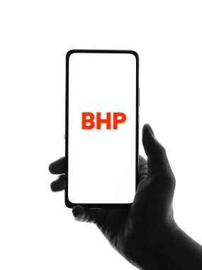 Batı Bangal, Hindistan - 09 Ekim 2021: Telefon ekranı görüntüsünde BHP logosu.