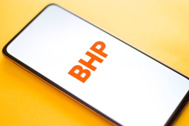 Batı Bangal, Hindistan - 09 Ekim 2021: Telefon ekranı görüntüsünde BHP logosu.