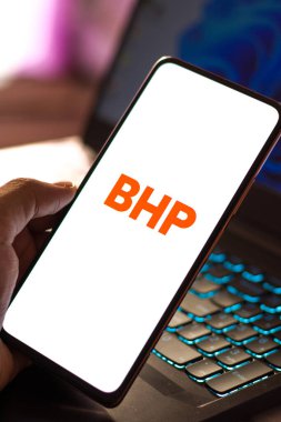 Batı Bangal, Hindistan - 09 Ekim 2021: Telefon ekranı görüntüsünde BHP logosu.