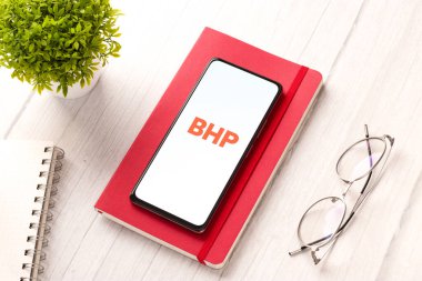 Batı Bangal, Hindistan - 09 Ekim 2021: Telefon ekranı görüntüsünde BHP logosu.