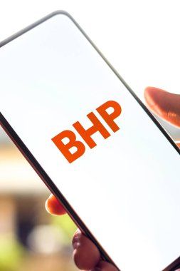 Batı Bangal, Hindistan - 09 Ekim 2021: Telefon ekranı görüntüsünde BHP logosu.