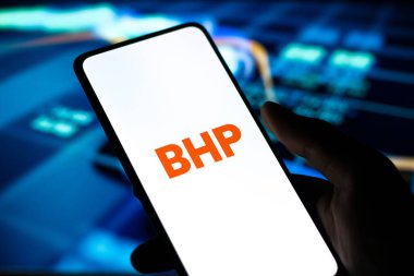 Batı Bangal, Hindistan - 09 Ekim 2021: Telefon ekranı görüntüsünde BHP logosu.
