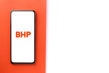 Batı Bangal, Hindistan - 09 Ekim 2021: Telefon ekranı görüntüsünde BHP logosu.