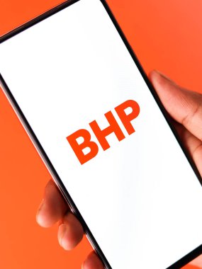 Batı Bangal, Hindistan - 09 Ekim 2021: Telefon ekranı görüntüsünde BHP logosu.