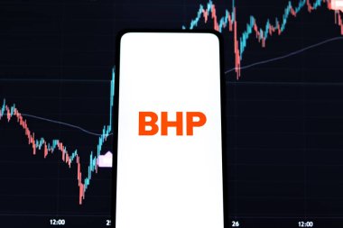 Batı Bangal, Hindistan - 09 Ekim 2021: Telefon ekranı görüntüsünde BHP logosu.