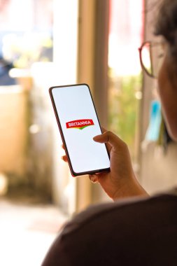 Batı Bangal, Hindistan - 09 Ekim 2021: Telefon ekranında Britanya Endüstri logosu.