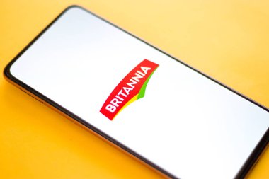 Batı Bangal, Hindistan - 09 Ekim 2021: Telefon ekranında Britanya Endüstri logosu.