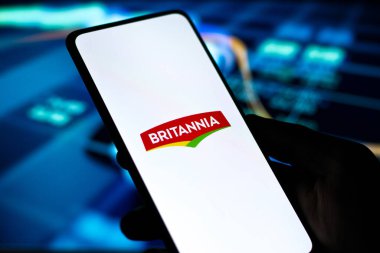 Batı Bangal, Hindistan - 09 Ekim 2021: Telefon ekranında Britanya Endüstri logosu.