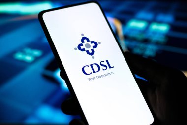Batı Bangal, Hindistan - 09 Ekim 2021: Merkezi Depo Hizmetleri Cdsl logosu telefon ekranı görüntüsü.