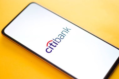Batı Bangal, Hindistan - 09 Ekim 2021: Telefon ekranı görüntüsünde Citibank logosu.