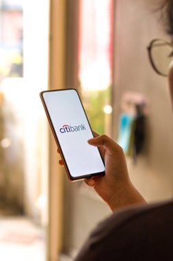 Batı Bangal, Hindistan - 09 Ekim 2021: Telefon ekranı görüntüsünde Citibank logosu.