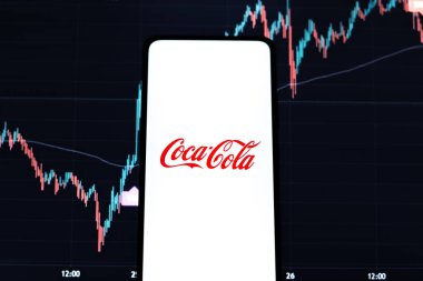 Batı Bangal, Hindistan - 09 Ekim 2021: Telefon ekranında Coca Cola logosu.