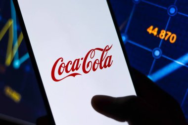 Batı Bangal, Hindistan - 09 Ekim 2021: Telefon ekranında Coca Cola logosu.