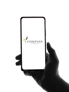 Batı Bangal, Hindistan - 09 Ekim 2021: Telefon ekranı görüntüsünde pusula grubu logosu.