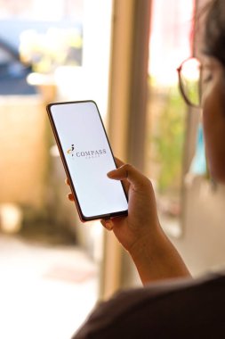 Batı Bangal, Hindistan - 09 Ekim 2021: Telefon ekranı görüntüsünde pusula grubu logosu.