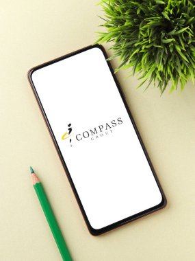 Batı Bangal, Hindistan - 09 Ekim 2021: Telefon ekranı görüntüsünde pusula grubu logosu.