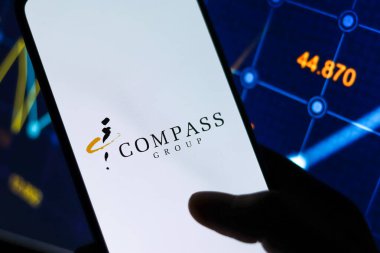 Batı Bangal, Hindistan - 09 Ekim 2021: Telefon ekranı görüntüsünde pusula grubu logosu.