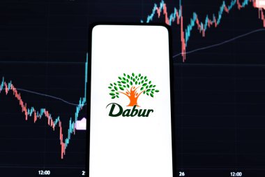 Batı Bangal, Hindistan - 09 Ekim 2021: Telefon ekranı görüntüsünde Dabur logosu.