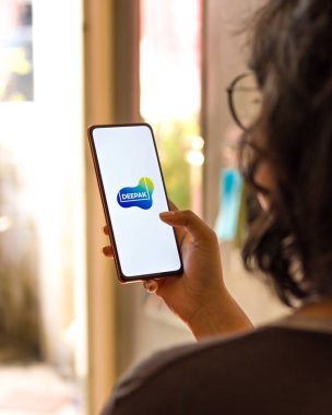 Batı Bangal, Hindistan - 09 Ekim 2021: Telefon ekranında Deepak Nitrite logosu.